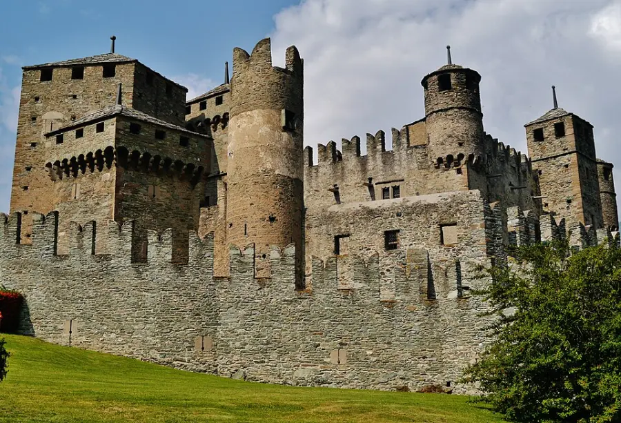 Castello di Fénis: storia e visita al maniero medievale più fotografato della Valle d’Aosta