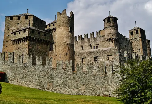 Castello di Fénis: storia e visita al maniero medievale più fotografato della Valle d’Aosta